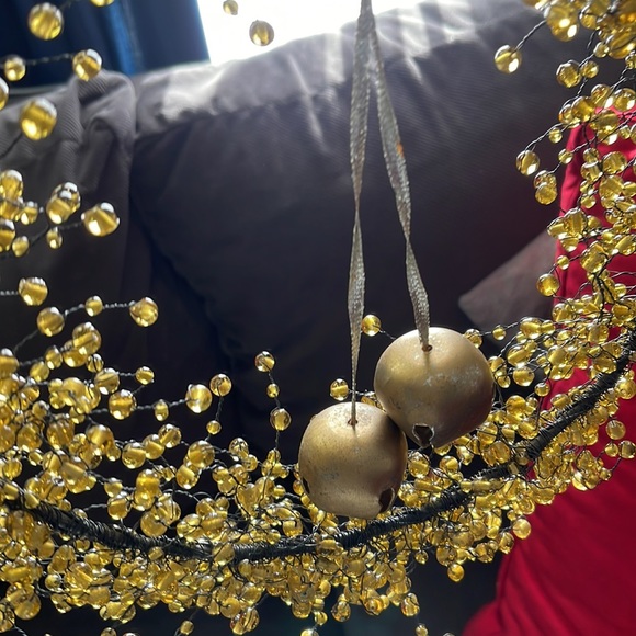 Gold bead wreath on metal frame. Diameter frame 10.5 inches. Beads stretch to 15 - Picture 4 of 12